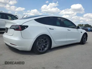 2021 Tesla Model 3 Standard Range Plus z VIN 5YJ3E1EA1MF064335, wystawiony jako Copart lot #57133955 z przebiegiem 60 024 mil mil oraz Szkody całkowita. Historia ofert i sprzedaży dostępna na DreamBid. Obrazek 3.