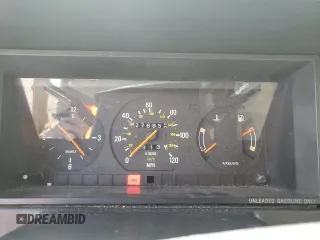 1993 Volvo 240 z VIN YV1AW8311P1956415, wystawiony jako Copart lot #55122855 z przebiegiem 276 658 mil mil oraz Szkoda całkowita • Salvage title. Historia ofert i sprzedaży dostępna na DreamBid. Obrazek 9.