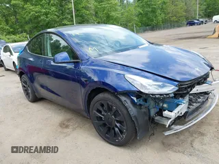 2024 Tesla Model Y Long Range z VIN 7SAYGDEE4RA247532, wystawiony jako IAAI lot #42205480 z przebiegiem 21 273 mil mil oraz . Historia ofert i sprzedaży dostępna na DreamBid. Obrazek 1.