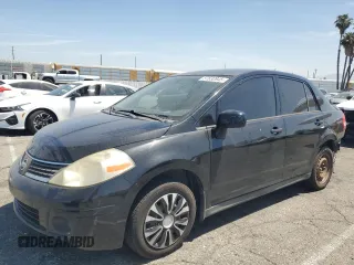 2009 Nissan Versa S z VIN 3N1BC11E49L445943, wystawiony jako Copart lot #57632845 z przebiegiem 117 693 mil mil oraz Szkoda całkowita • Salvage title. Historia ofert i sprzedaży dostępna na DreamBid. Obrazek 1.
