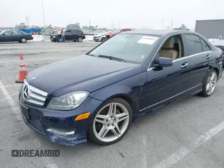 2013 Mercedes-Benz C 250 Sport z VIN WDDGF4HB6DR255558, wystawiony jako IAAI lot #42468034 z przebiegiem 201 462 mil mil oraz . Historia ofert i sprzedaży dostępna na DreamBid. Obrazek 2.