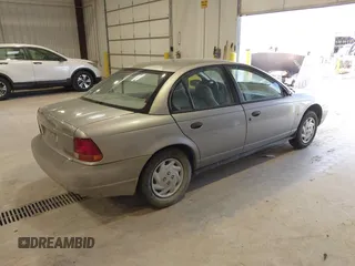 1999 Saturn SL z VIN 1G8ZF5287XZ157353, wystawiony jako IAAI lot #42310900 z przebiegiem 372 049 mil mil oraz . Historia ofert i sprzedaży dostępna na DreamBid. Obrazek 4.