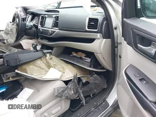 2018 Toyota Highlander SE z VIN 5TDJZRFH0JS529197, wystawiony jako IAAI lot #40233988 z przebiegiem Nie podano mil oraz . Historia ofert i sprzedaży dostępna na DreamBid. Obrazek 5.