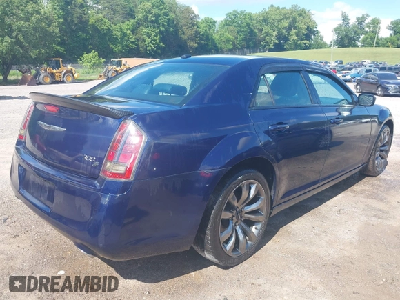 2014 Chrysler 300 S z VIN 2C3CCABG7EH281483, wystawiony jako IAAI lot #42272545 z przebiegiem 122 610 mil mil oraz . Historia ofert i sprzedaży dostępna na DreamBid. Obrazek 4.