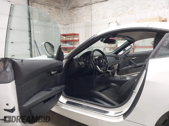2015 BMW Z4 sDrive28i with VIN WBALL5C51FJ997681, listed as a IAAI auction lot 41323332 with 47,991 mi miles. Bid and sale history available at carsss.com. Image 8.