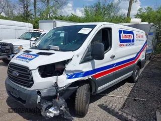2017 Ford Transit z VIN 1FTYR1ZM1HKB13413, wystawiony jako IAAI lot #42117599 z przebiegiem 114 620 mil mil oraz . Historia ofert i sprzedaży dostępna na DreamBid. Obrazek 2.