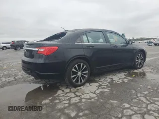 2014 Chrysler 200 Touring z VIN 1C3CCBBG2EN115496, wystawiony jako Copart lot #52072635 z przebiegiem 131 473 mil mil oraz Szkody całkowita. Historia ofert i sprzedaży dostępna na DreamBid. Obrazek 3.
