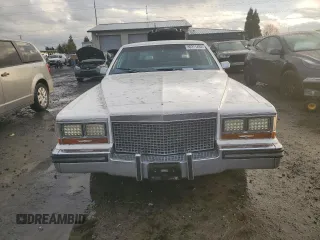 1988 Cadillac Brougham z VIN 1G6DW51Y1JR761749, wystawiony jako Copart lot #80371494 z przebiegiem 1271 mil mil oraz Tytuł czysty. Historia ofert i sprzedaży dostępna na DreamBid. Obrazek 5.