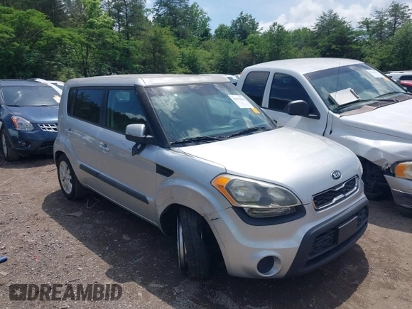 2013 Kia Soul + z VIN KNDJT2A66D7525412, wystawiony jako IAAI lot #42177636 z przebiegiem 67 310 mil mil oraz . Historia ofert i sprzedaży dostępna na DreamBid. Obrazek 6.