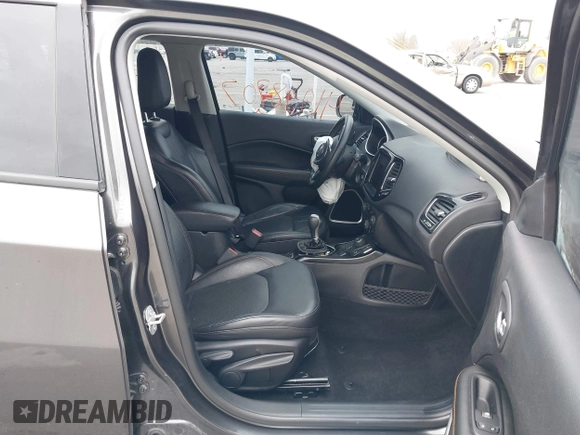 2017 Jeep Compass Limited z VIN 3C4NJDCB8HT647087, wystawiony jako IAAI lot #41998707 z przebiegiem 82 027 mil mil oraz . Historia ofert i sprzedaży dostępna na DreamBid. Obrazek 5.