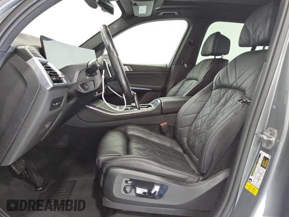 2024 BMW X5 sDrive40i z VIN 5UX13EU07R9U53817, wystawiony jako Copart lot #55535065 z przebiegiem 30 806 mil mil oraz Czysty tytuł • Clean title. Historia ofert i sprzedaży dostępna na DreamBid. Obrazek 7.