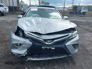 2018 Toyota Camry LE z VIN 4T1B11HK8JU649942, wystawiony jako IAAI lot #42194030 z przebiegiem 54 687 mil mil oraz . Historia ofert i sprzedaży dostępna na DreamBid. Obrazek 12.