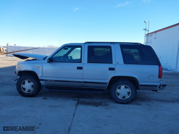 1996 Chevrolet Tahoe with VIN 1GNEK13R3TJ318572, listed as a IAAI auction lot 41419555 with 199,201 mi miles. Bid and sale history available at carsss.com. Image 14.