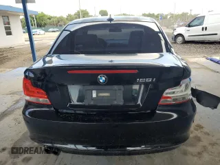 2013 BMW 1 Series 128i z VIN WBAUP7C54DVP25748, wystawiony jako Copart lot #62536075 z przebiegiem 187 591 mil mil oraz Czysty tytuł • Clean title. Historia ofert i sprzedaży dostępna na DreamBid. Obrazek 6.