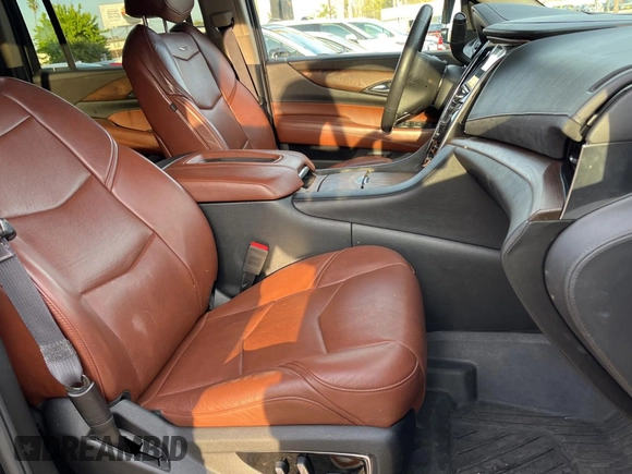 2017 Cadillac Escalade ESV Premium Luxury z VIN 1GYS4JKJ7HR346802, wystawiony jako Copart lot #50456265 z przebiegiem 153 186 mil mil oraz Szkoda całkowita • Salvage title. Historia ofert i sprzedaży dostępna na DreamBid. Obrazek 5.