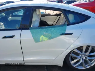 2022 Tesla Model S Plaid z VIN 5YJSA1E63NF483873, wystawiony jako IAAI lot #41204003 z przebiegiem 15 mil mil oraz . Historia ofert i sprzedaży dostępna na DreamBid. Obrazek 21.