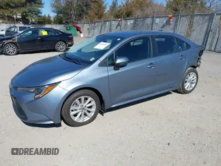 2025 Toyota Corolla LE z VIN 5YFB4MDEXSP241048, wystawiony jako IAAI lot #41710245 z przebiegiem 4 195 mil mil oraz . Historia ofert i sprzedaży dostępna na DreamBid. Obrazek 2.