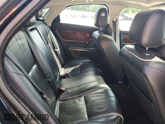 2016 Jaguar XJ R-Sport z VIN SAJWJ1CD8G8V95608, wystawiony jako Copart lot #59103615 z przebiegiem 119 066 mil mil oraz Szkoda całkowita • Salvage title. Historia ofert i sprzedaży dostępna na DreamBid. Obrazek 10.