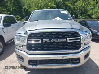 2024 Ram 2500 Big Horn z VIN 3C6UR5DL9RG246005, wystawiony jako IAAI lot #42849768 z przebiegiem 48 843 mil mil oraz . Historia ofert i sprzedaży dostępna na DreamBid. Obrazek 12.