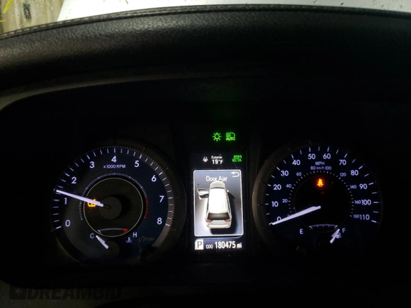 2018 Toyota Sienna XLE z VIN 5TDDZ3DC1JS197031, wystawiony jako Copart lot #44201715 z przebiegiem 180 475 mil mil oraz Szkoda całkowita • Salvage title. Historia ofert i sprzedaży dostępna na DreamBid. Obrazek 9.