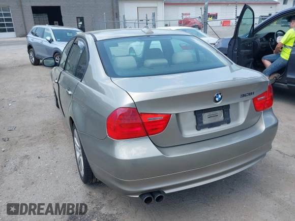 2009 BMW 3 Series 328i xDrive z VIN WBAPK53599A511983, wystawiony jako IAAI lot #42414508 z przebiegiem 164 130 mil mil oraz . Historia ofert i sprzedaży dostępna na DreamBid. Obrazek 3.