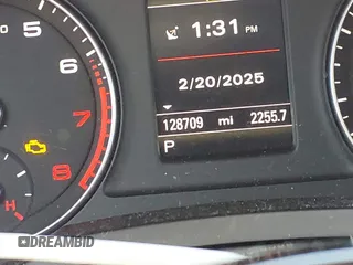 2018 Audi Q3 Premium Plus z VIN WA1JCCFS9JR019286, wystawiony jako IAAI lot #41607434 z przebiegiem 128 709 mil mil oraz . Historia ofert i sprzedaży dostępna na DreamBid. Obrazek 16.