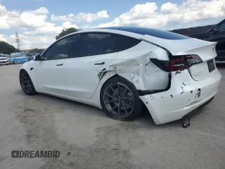 2021 Tesla Model 3 Standard Range Plus z VIN 5YJ3E1EA1MF064335, wystawiony jako Copart lot #57133955 z przebiegiem 60 024 mil mil oraz Szkody całkowita. Historia ofert i sprzedaży dostępna na DreamBid. Obrazek 2.