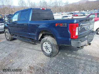 2018 Ford Super Duty F-250 SRW XL with VIN 1FT7W2B62JEB80712, listed as a IAAI auction lot 41593737 with 118,231 mi miles. Bid and sale history available at carsss.com. Image 3.