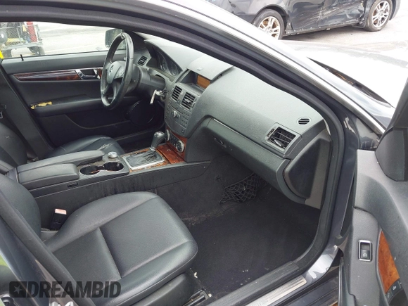 2010 Mercedes-Benz C 300 Sport z VIN WDDGF8BB9AR108386, wystawiony jako IAAI lot #42264521 z przebiegiem 225 115 mil mil oraz . Historia ofert i sprzedaży dostępna na DreamBid. Obrazek 5.