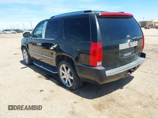 2008 Cadillac Escalade z VIN 1GYEC63858R217384, wystawiony jako IAAI lot #42045588 z przebiegiem 139 578 mil mil oraz . Historia ofert i sprzedaży dostępna na DreamBid. Obrazek 3.