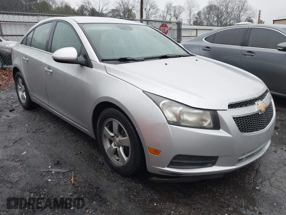 2014 Chevrolet Cruze 1LT z VIN 1G1PC5SB7E7135808, wystawiony jako IAAI lot #41562958 z przebiegiem 144 061 mil mil oraz . Historia ofert i sprzedaży dostępna na DreamBid. Obrazek 1.