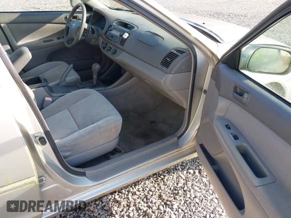 2004 Toyota Camry LE z VIN 4T1BE32K64U939657, wystawiony jako IAAI lot #42539274 z przebiegiem 271 429 mil mil oraz . Historia ofert i sprzedaży dostępna na DreamBid. Obrazek 5.