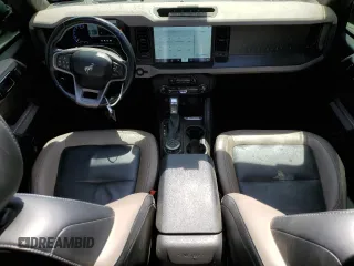 2023 Ford Bronco z VIN 1FMEE5DP0PLB83500, wystawiony jako Copart lot #54124945 z przebiegiem 42 661 mil mil oraz Szkoda całkowita • Salvage title. Historia ofert i sprzedaży dostępna na DreamBid. Obrazek 8.