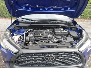 2022 Toyota Corolla Cross LE z VIN 7MUBAAAG0NV011047, wystawiony jako IAAI lot #41996725 z przebiegiem 56 935 mil mil oraz . Historia ofert i sprzedaży dostępna na DreamBid. Obrazek 10.