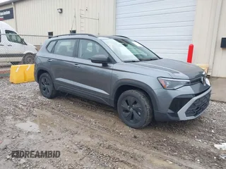 2025 Volkswagen Taos z VIN 3VV5C7B24SM004848, wystawiony jako IAAI lot #42118721 z przebiegiem 6378 mil mil oraz . Historia ofert i sprzedaży dostępna na DreamBid. Obrazek 1.