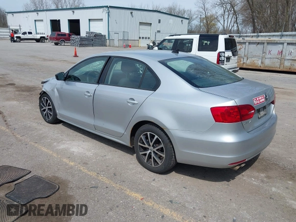 2014 Volkswagen Jetta TDI w/Premium/Nav z VIN 3VWLL7AJ3EM332617, wystawiony jako IAAI lot #42033000 z przebiegiem 186 444 mil mil oraz . Historia ofert i sprzedaży dostępna na DreamBid. Obrazek 3.