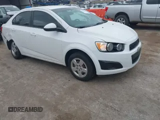 2014 Chevrolet Sonic LS z VIN 1G1JA5SH9E4180377, wystawiony jako IAAI lot #41839198 z przebiegiem 156 357 mil mil oraz . Historia ofert i sprzedaży dostępna na DreamBid. Obrazek 1.