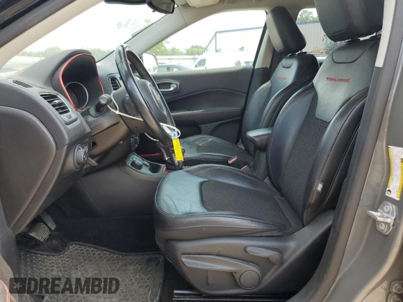 2020 Jeep Compass Trailhawk z VIN 3C4NJDDB4LT106769, wystawiony jako Copart lot #63082475 z przebiegiem 82 390 mil mil oraz Szkoda całkowita • Salvage title. Historia ofert i sprzedaży dostępna na DreamBid. Obrazek 7.