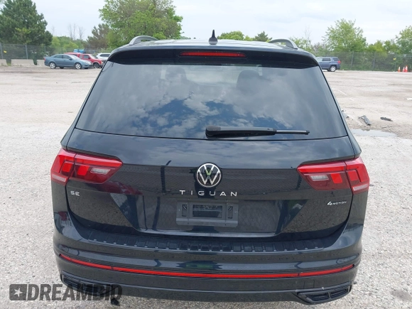 2024 Volkswagen Tiguan SE R-Line Black z VIN 3VV8B7AX2RM019937, wystawiony jako IAAI lot #42462068 z przebiegiem 24 904 mil mil oraz . Historia ofert i sprzedaży dostępna na DreamBid. Obrazek 16.