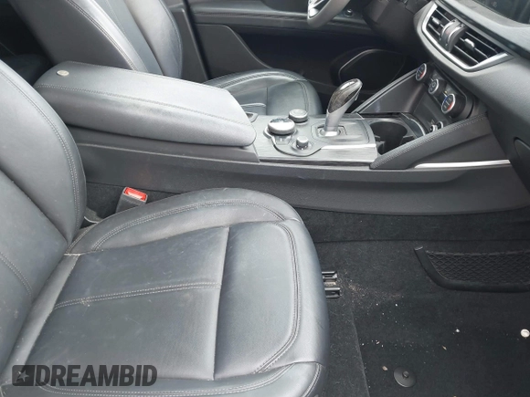 2019 Alfa Romeo Stelvio z VIN ZASPAKAN8K7C40495, wystawiony jako IAAI lot #41693705 z przebiegiem 36 415 mil mil oraz . Historia ofert i sprzedaży dostępna na DreamBid. Obrazek 5.