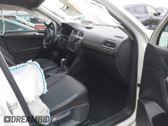 2022 Volkswagen Tiguan SE z VIN 3VV3B7AX4NM125651, wystawiony jako IAAI lot #42114490 z przebiegiem 67 628 mil mil oraz . Historia ofert i sprzedaży dostępna na DreamBid. Obrazek 5.