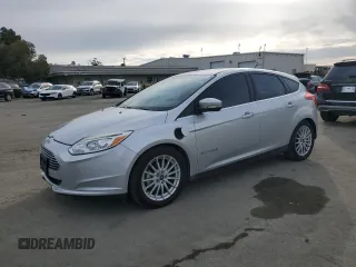 2013 Ford Focus Electric z VIN 1FADP3R43DL139862, wystawiony jako Copart lot #45901885 z przebiegiem 62 040 mil mil oraz Szkody całkowita. Historia ofert i sprzedaży dostępna na DreamBid. Obrazek 1.