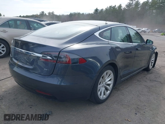 2017 Tesla Model S 100D z VIN 5YJSA1E28HF229836, wystawiony jako IAAI lot #42011901 z przebiegiem 81 012 mil mil oraz . Historia ofert i sprzedaży dostępna na DreamBid. Obrazek 4.