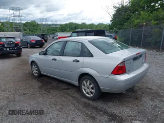 2005 Ford Focus S z VIN 1FAHP34N95W240955, wystawiony jako IAAI lot #42243013 z przebiegiem 251 204 mil mil oraz . Historia ofert i sprzedaży dostępna na DreamBid. Obrazek 3.