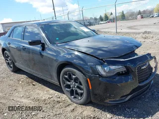 2016 Chrysler 300 S z VIN 2C3CCAGG2GH270631, wystawiony jako IAAI lot #42083685 z przebiegiem 68 057 mil mil oraz . Historia ofert i sprzedaży dostępna na DreamBid. Obrazek 1.