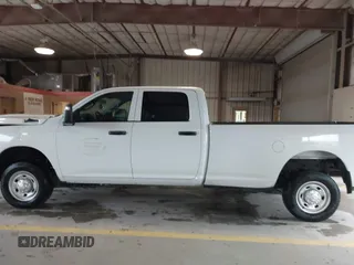 2023 Ram 2500 Tradesman z VIN 3C6UR5HJ0PG610057, wystawiony jako IAAI lot #42385008 z przebiegiem 21 105 mil mil oraz . Historia ofert i sprzedaży dostępna na DreamBid. Obrazek 14.