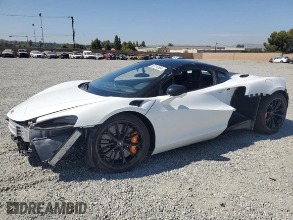 2023 McLaren Artura z VIN SBM16AEA8PW001339, wystawiony jako Copart lot #65218394 z przebiegiem 1954 mil mil oraz Szkody całkowita. Historia ofert i sprzedaży dostępna na DreamBid. Obrazek 1.