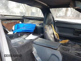 1985 Chevrolet Corvette z VIN 1G1YY0789F5126238, wystawiony jako IAAI lot #41699128 z przebiegiem 108 590 mil mil oraz . Historia ofert i sprzedaży dostępna na DreamBid. Obrazek 8.