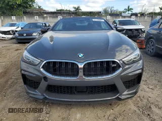 2020 BMW M8 Competition z VIN WBSDZ0C07LCD56155, wystawiony jako Copart lot #81146663 z przebiegiem 16 085 mil mil oraz . Historia ofert i sprzedaży dostępna na DreamBid. Obrazek 5.
