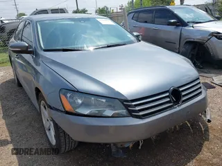 2013 Volkswagen Passat SE z VIN 1VWBH7A32DC011750, wystawiony jako IAAI lot #42199020 z przebiegiem 155 806 mil mil oraz . Historia ofert i sprzedaży dostępna na DreamBid. Obrazek 1.